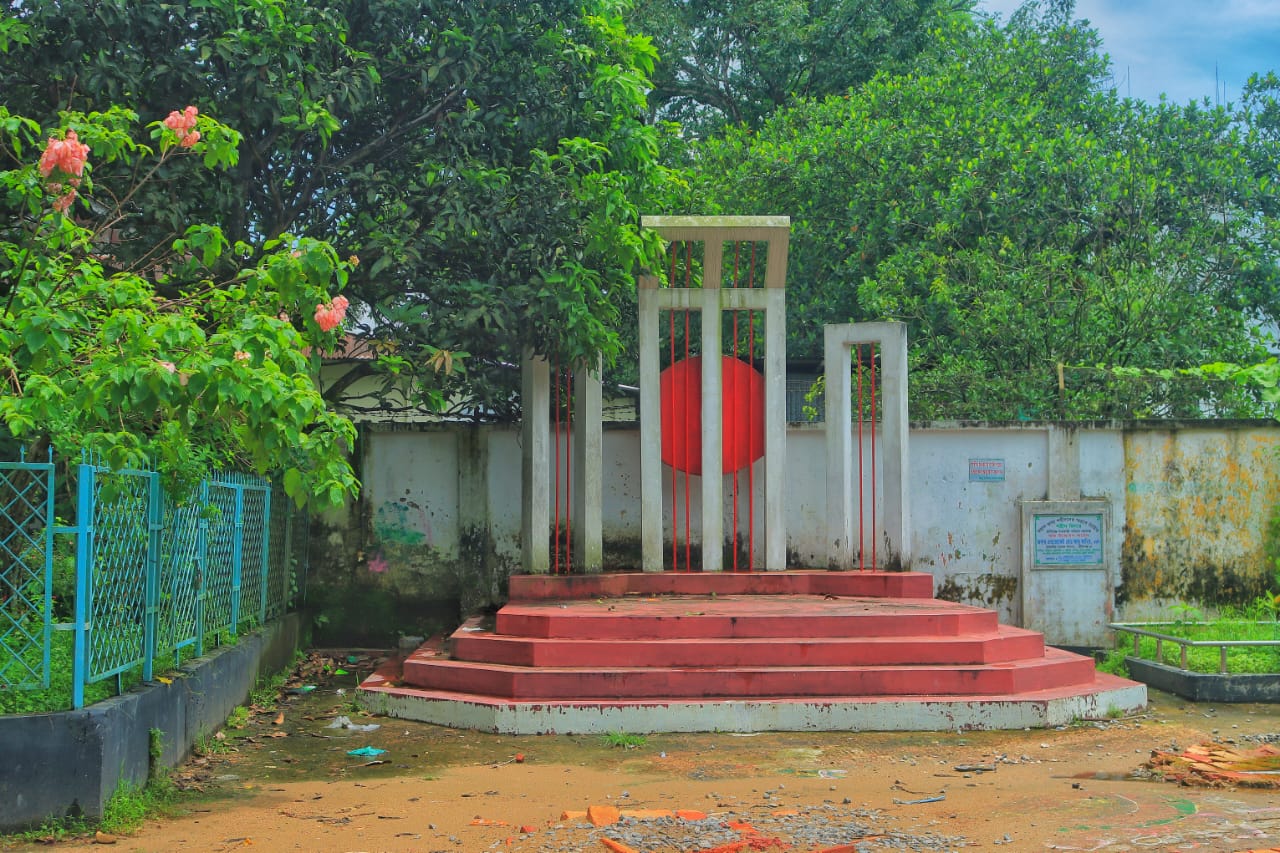 কলেজ প্রাঙ্গণে শহীদ মিনার